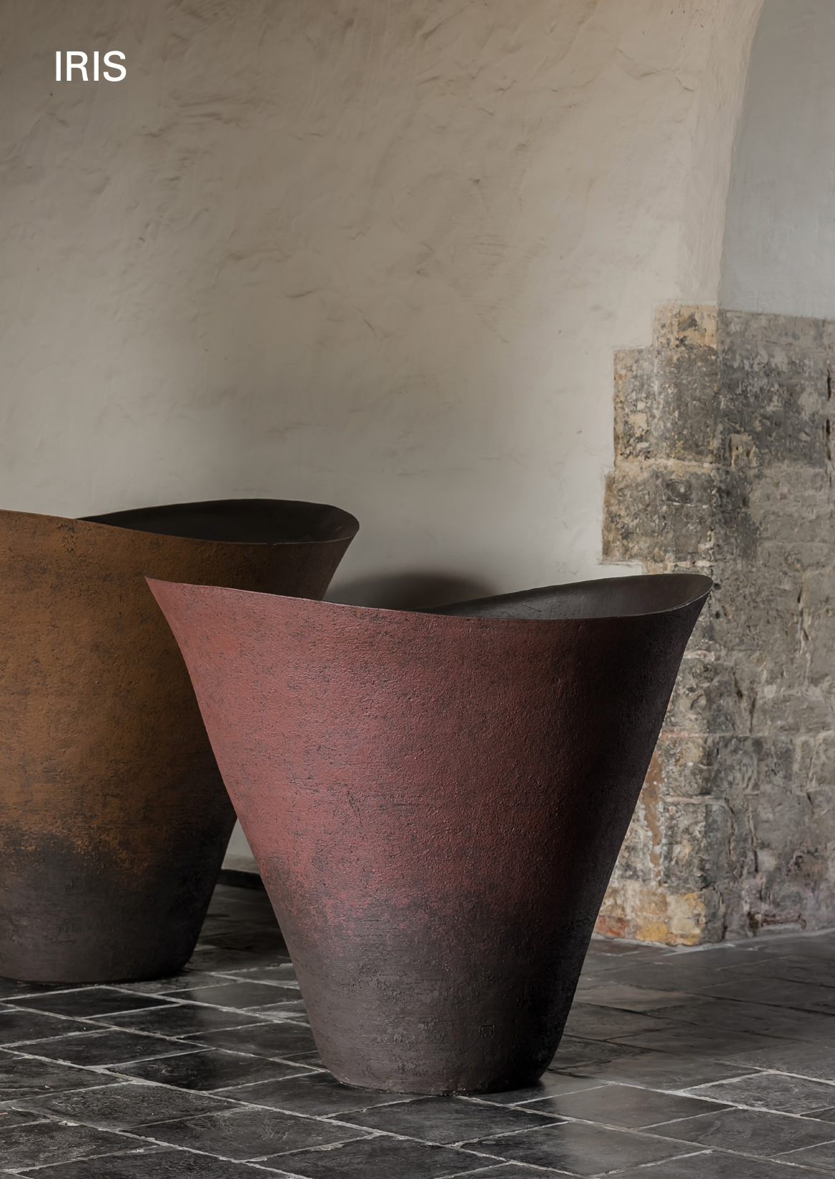 Detailansicht der offenen, blütenblattartig geformten Öffnung des Atelier Vierkant IRIS Pflanzgefäßes.