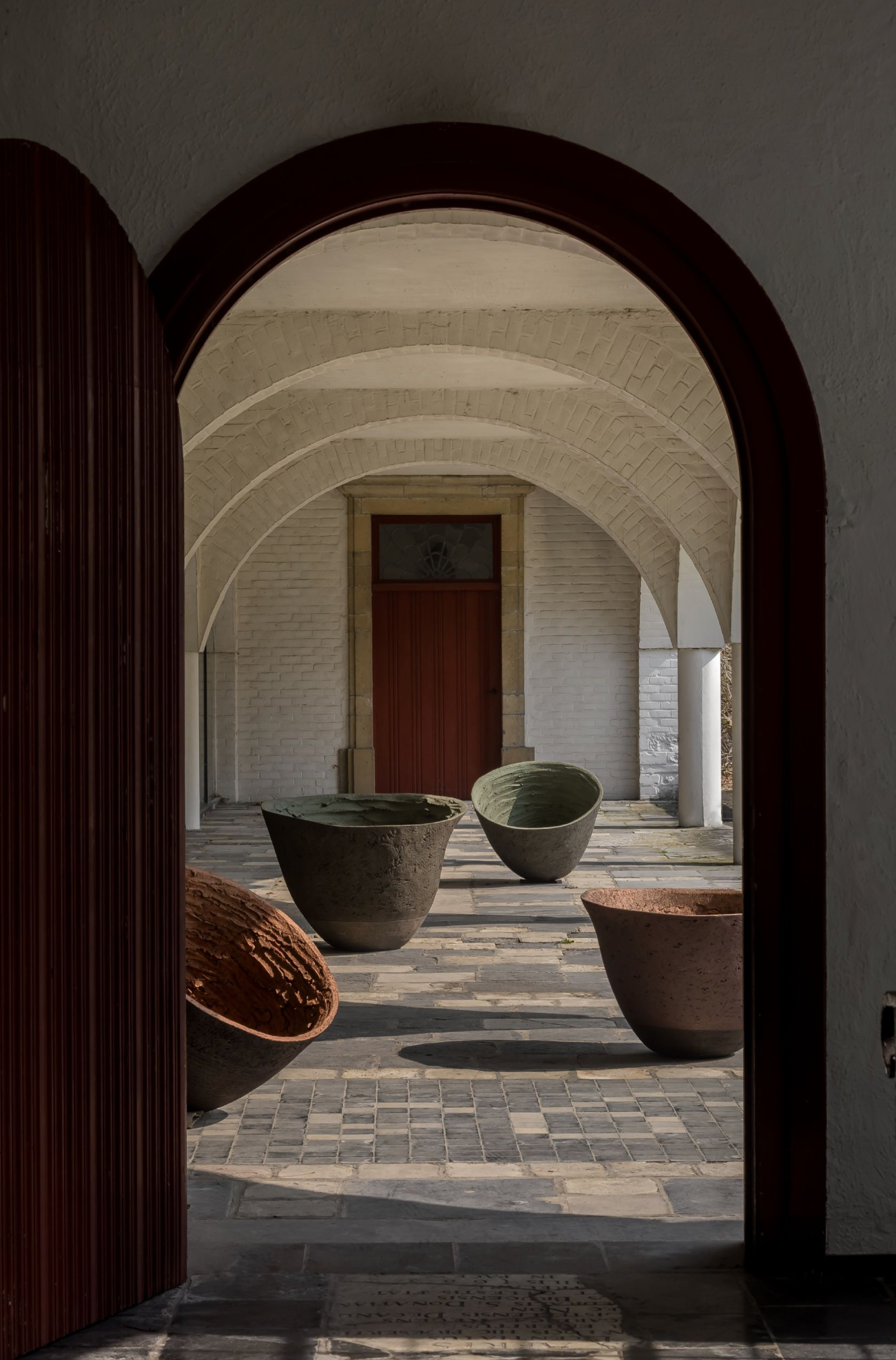 Detailaufnahme der strukturierten Oberfläche des KALIS Pflanzgefäßes von Atelier Vierkant – rohe Terrakotta mit feinem Finish.