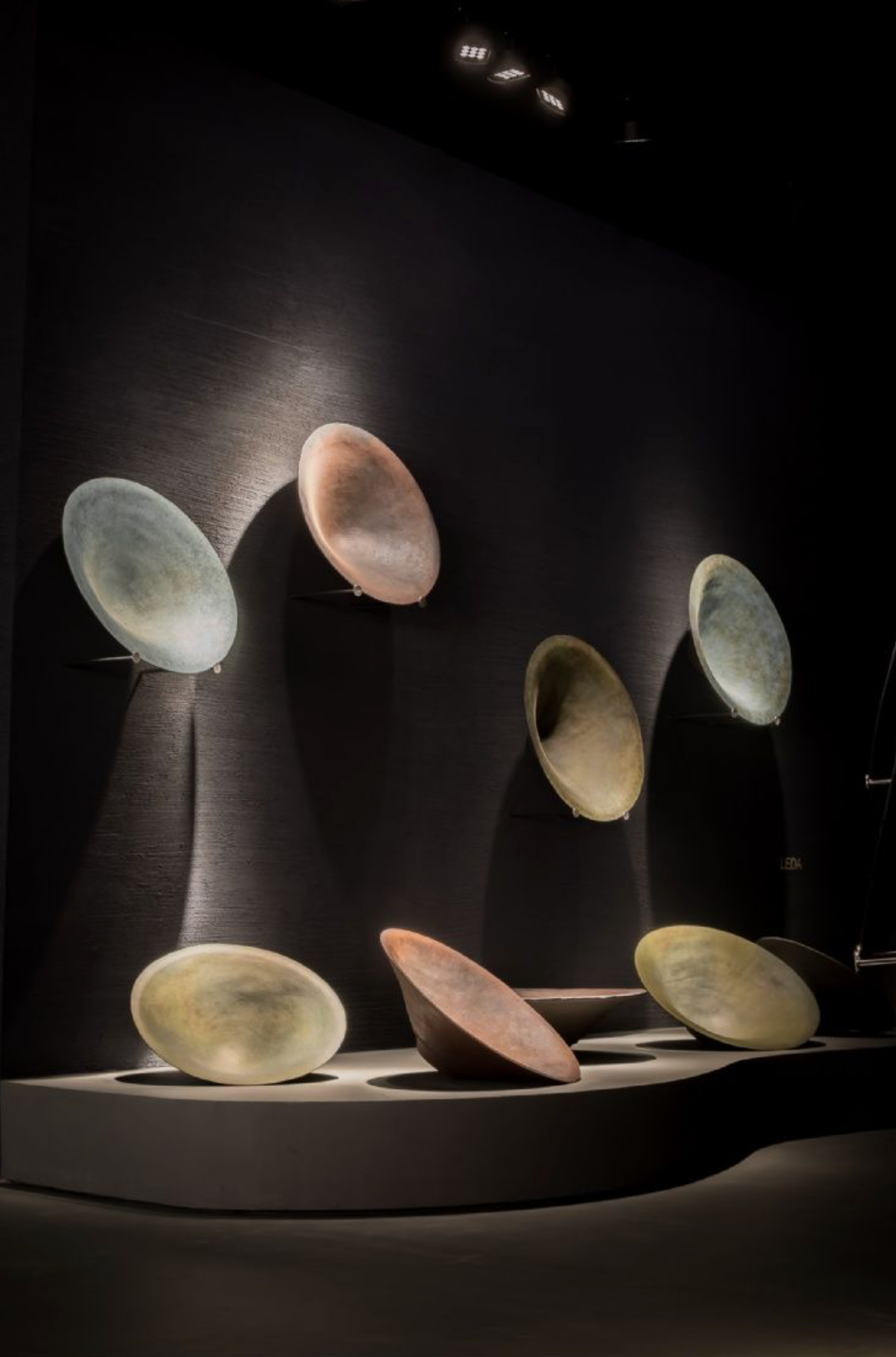 Detailaufnahme der handgefertigten Oberfläche des Atelier Vierkant Pflanzgefäßes LEDA