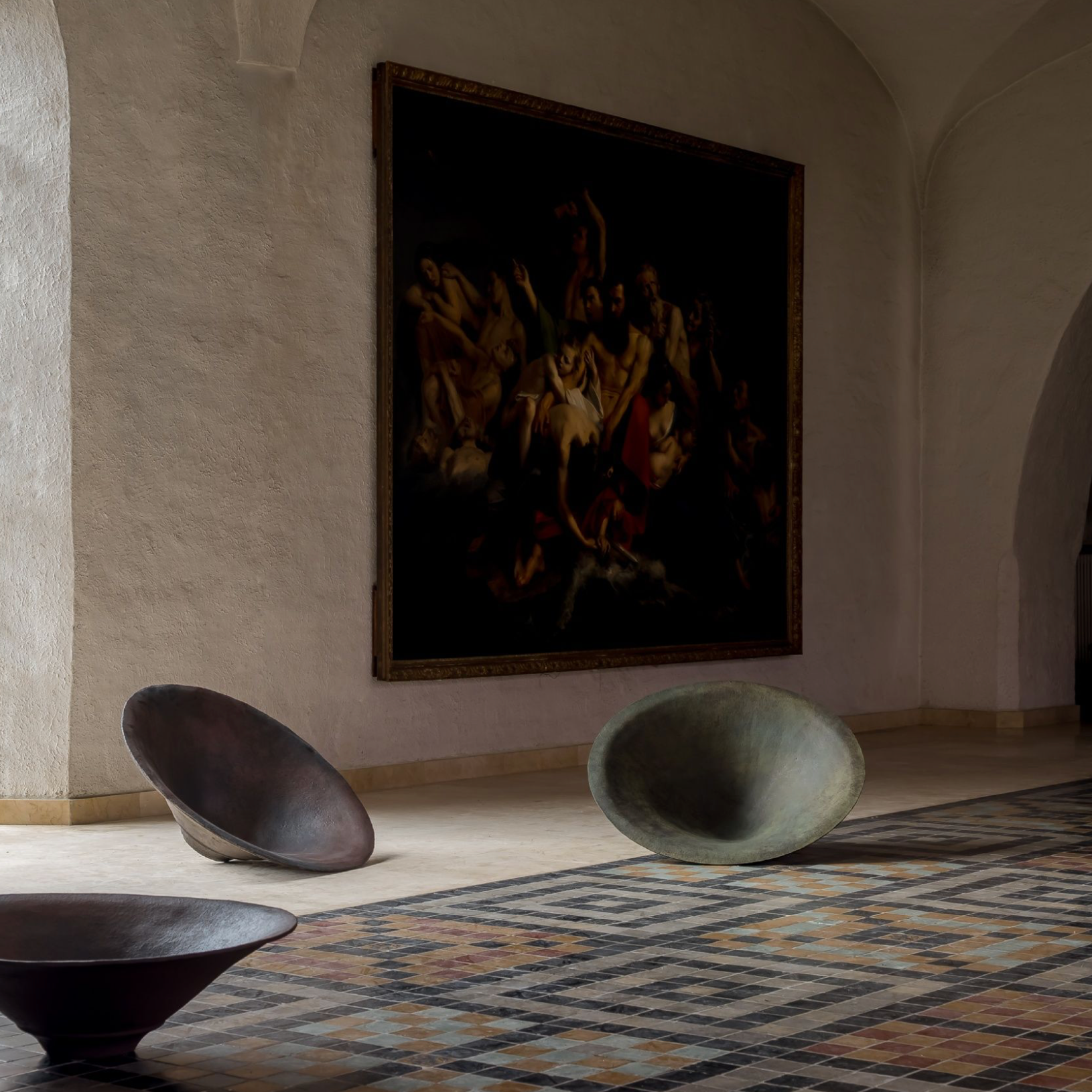 Atelier Vierkant LEDA Pflanzgefäß in geneigter Position – handgefertigtes, skulpturales Design