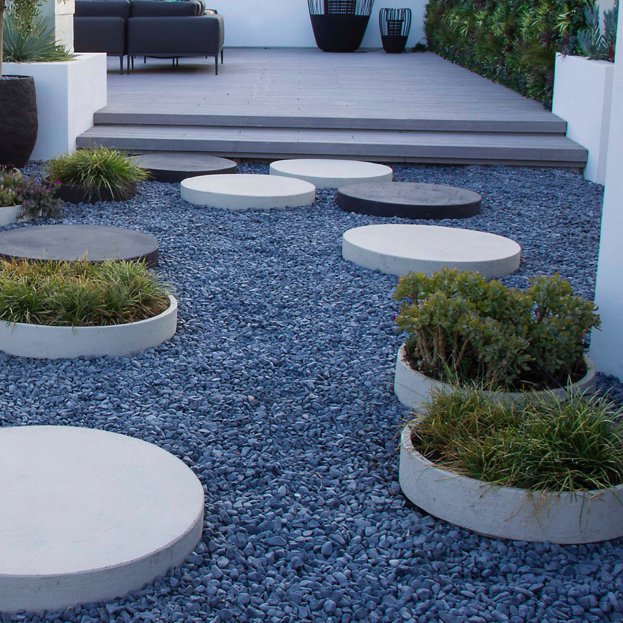 PL & PLU Terracotta-Pflanzschale von Atelier Vierkant in architektonischer Umgebung