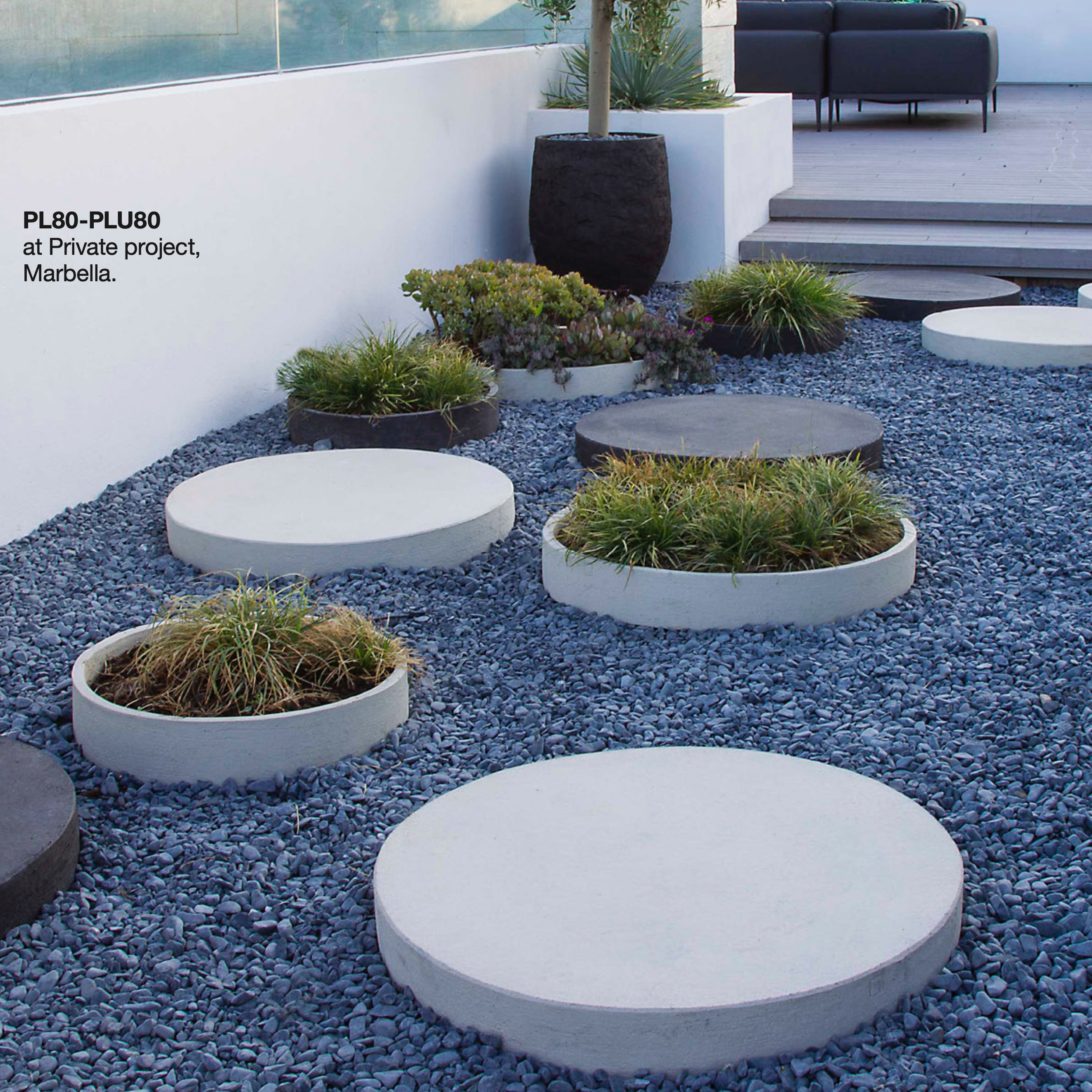 Handgefertigte PL Terracotta-Pflanzschale von Atelier Vierkant mit flacher, runder Form