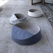 Draufsicht auf die PT Terracotta-Pflanzschale von Atelier Vierkant mit flacher, runder Form