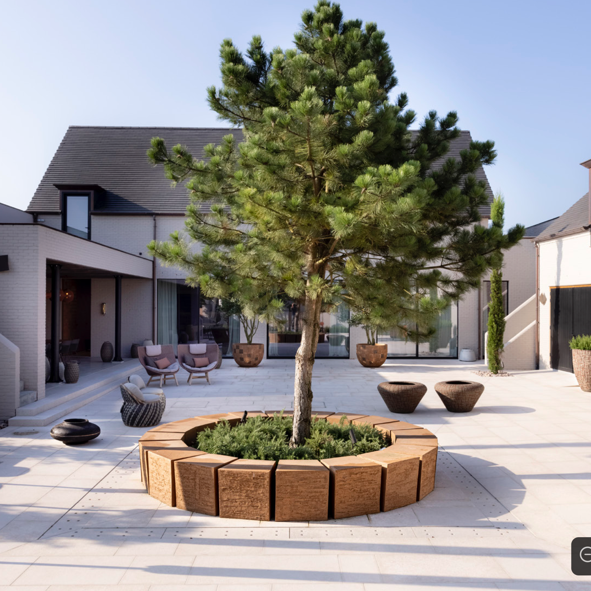 RBC5060 Terracotta-Podest von Atelier Vierkant in architektonischer Außenumgebung