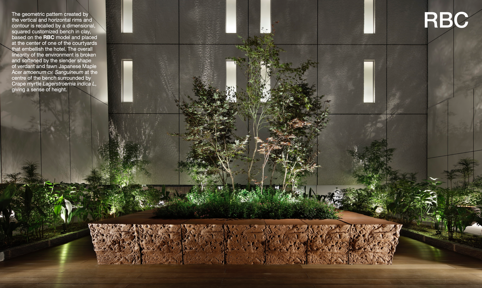 Quadratisches RBC5060 Podest aus Terracotta mit skulpturaler Wirkung