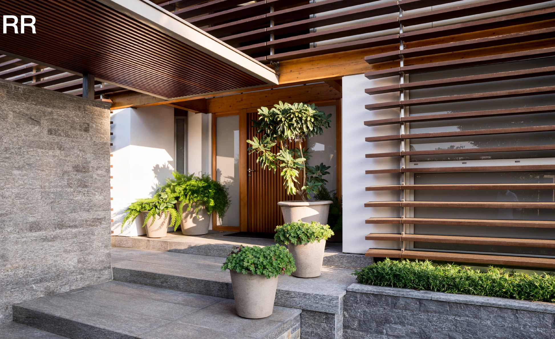 RR Terracotta-Pflanzgefäß in architektonischer Außenumgebung