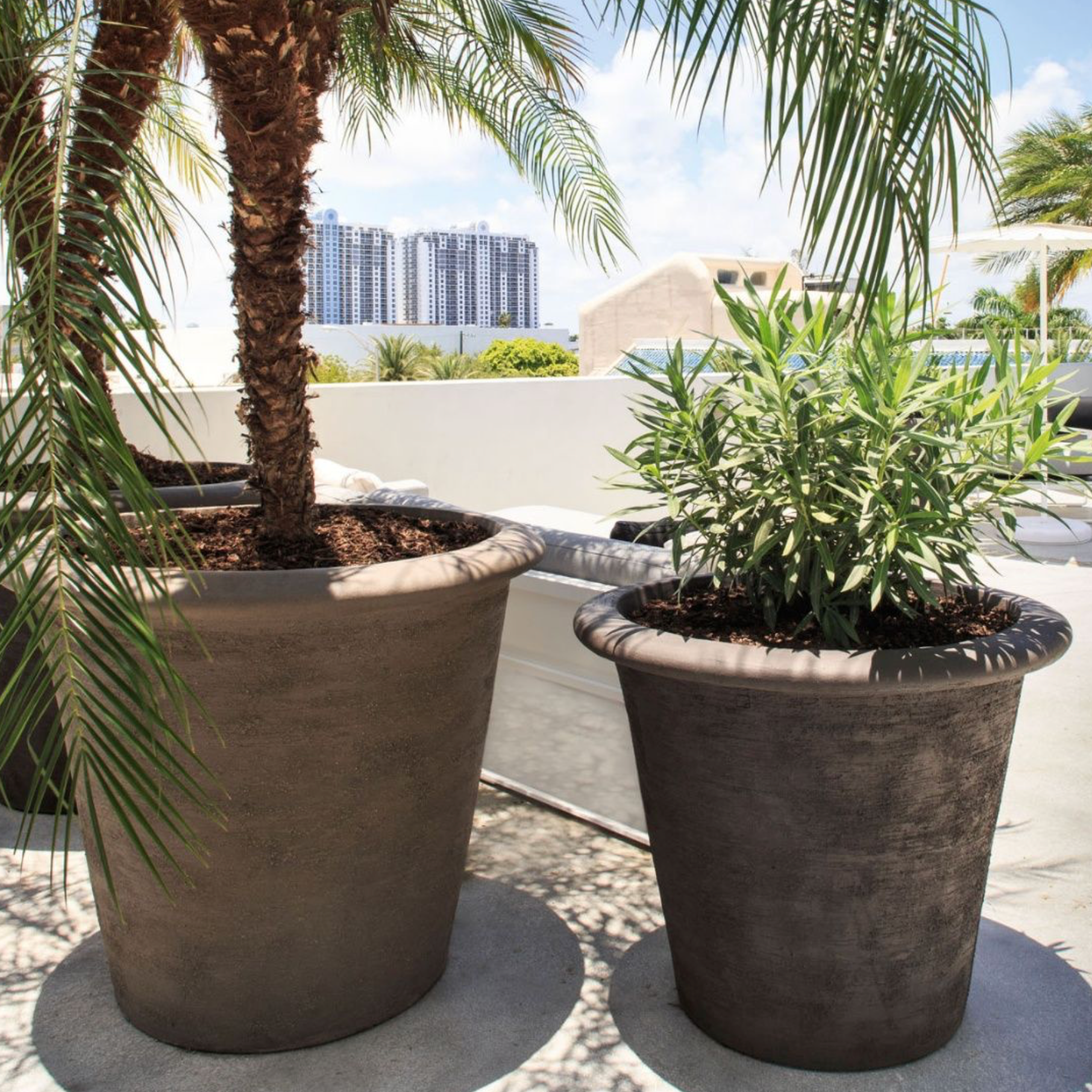 Rundes RR Pflanzgefäß aus Terracotta mit ausgewogenen Proportionen