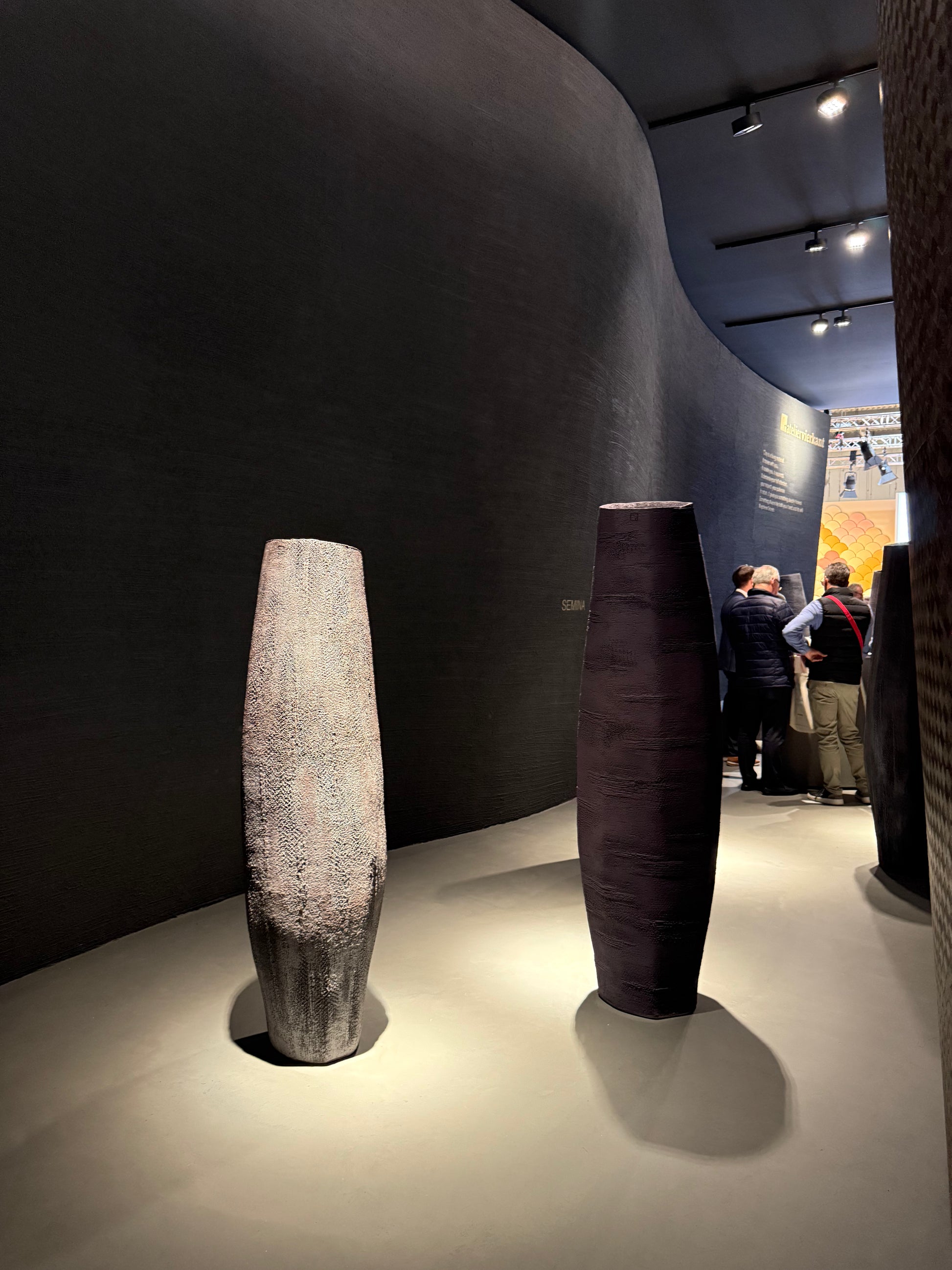 SEMINA Pflanzgefäß von Atelier Vierkant als skulpturales Element in moderner Gartenarchitektur.