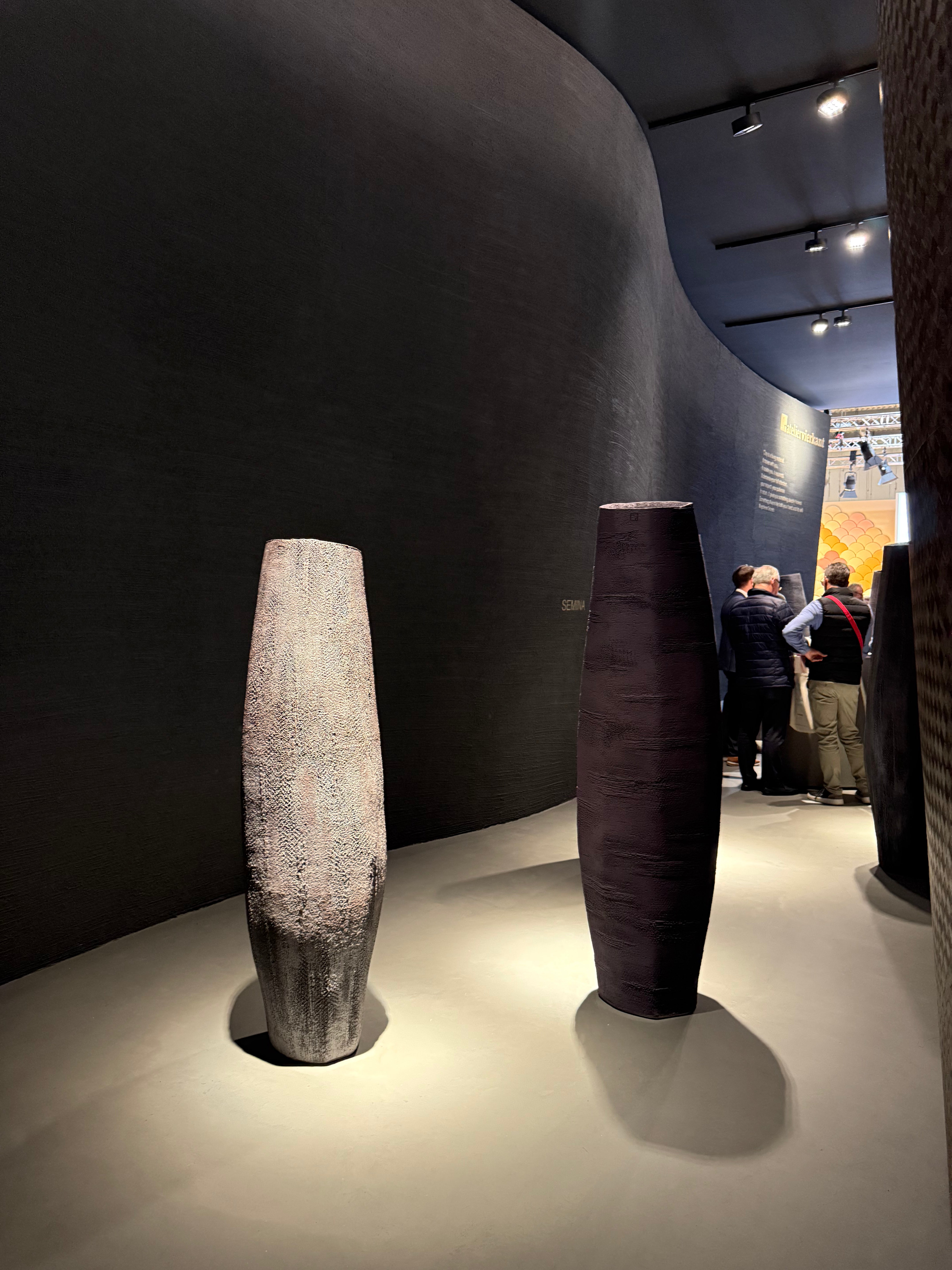 SEMINA Pflanzgefäß von Atelier Vierkant als skulpturales Element in moderner Gartenarchitektur.