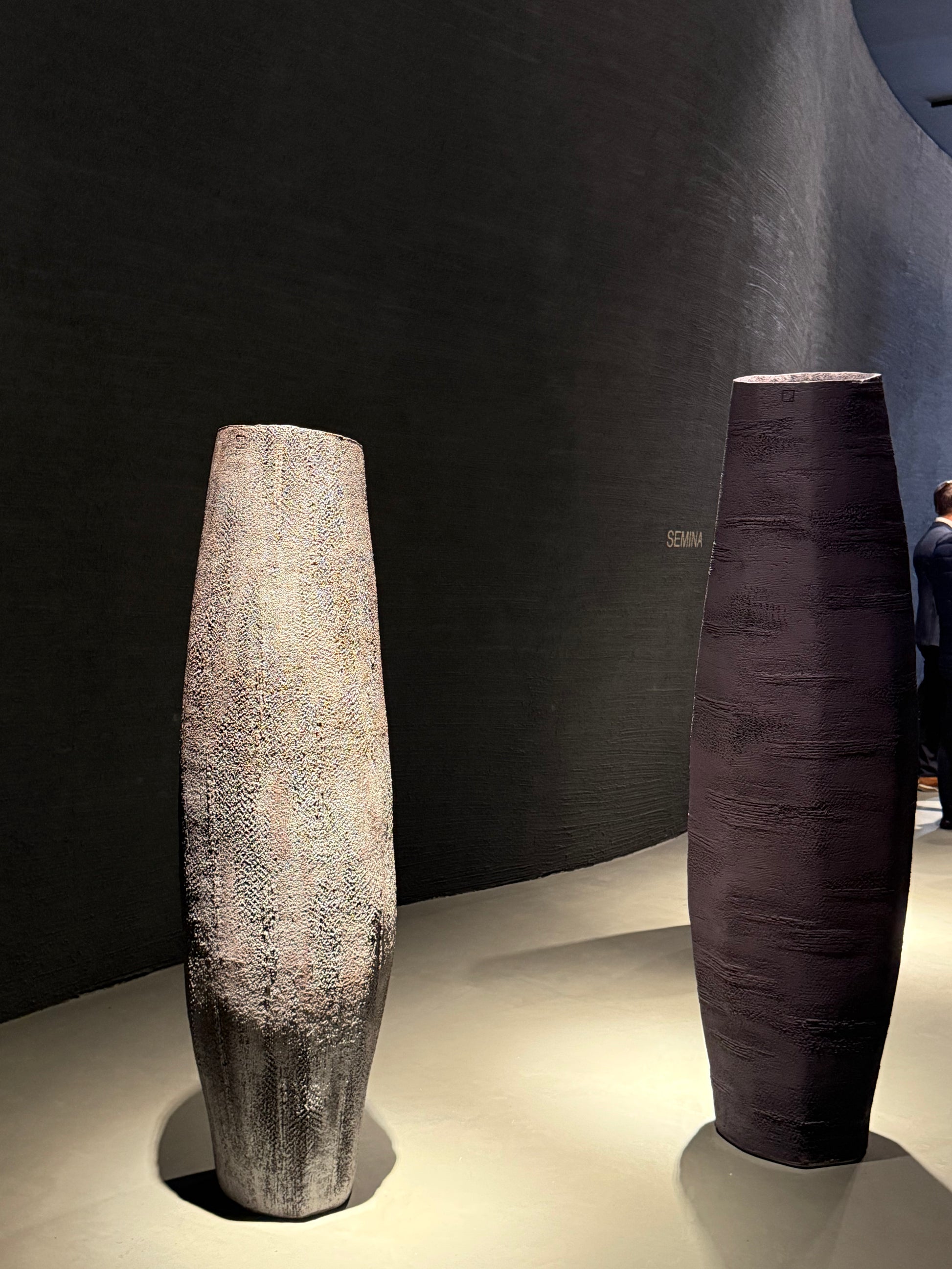 Skulpturales Pflanzgefäß SEMINA von Atelier Vierkant in großzügigen Innenräumen und Designinterieurs.