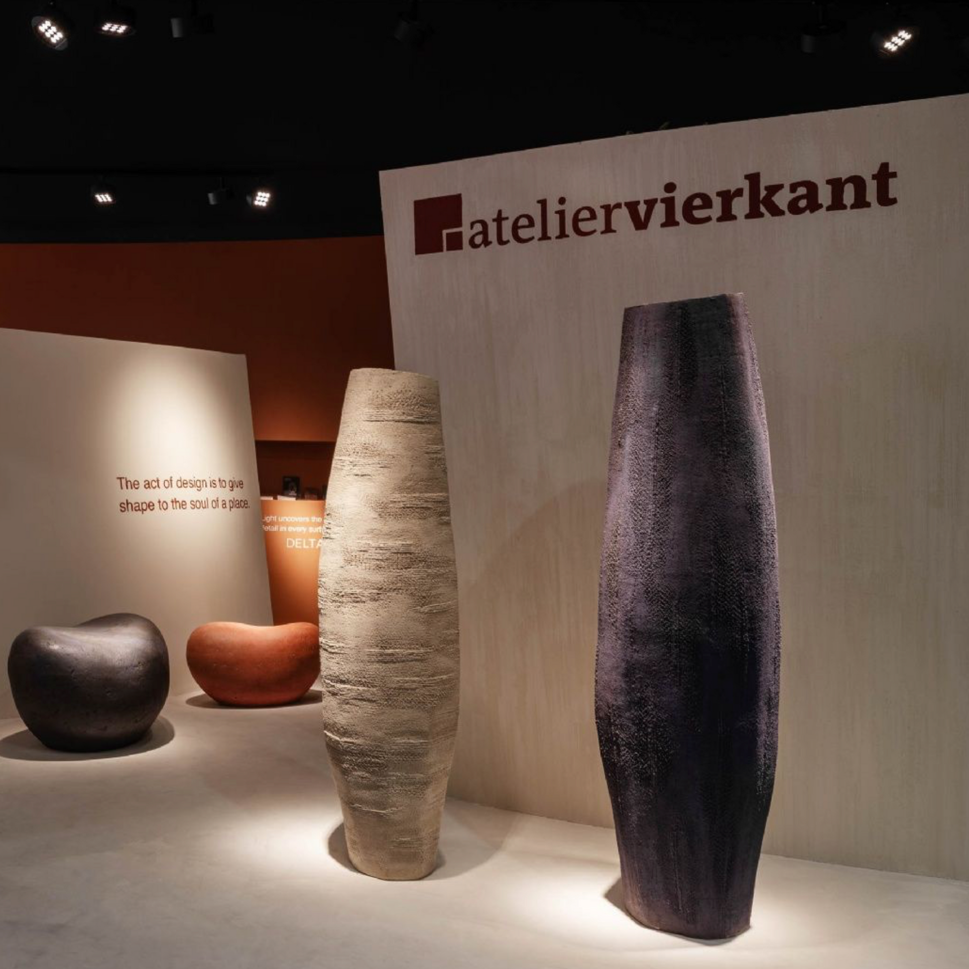 Skulpturale Mittelpartie des SEMINA Pflanzgefäßes mit sanfter Wölbung und architektonischer Wirkung.