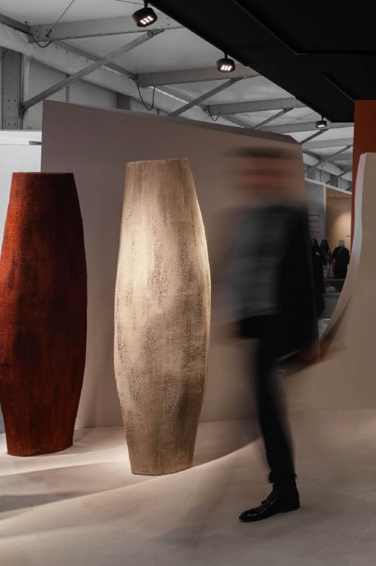 Detailaufnahme der feinen Oberflächenstruktur des Pflanzgefäßes SEMINA aus handgefertigtem Ton.