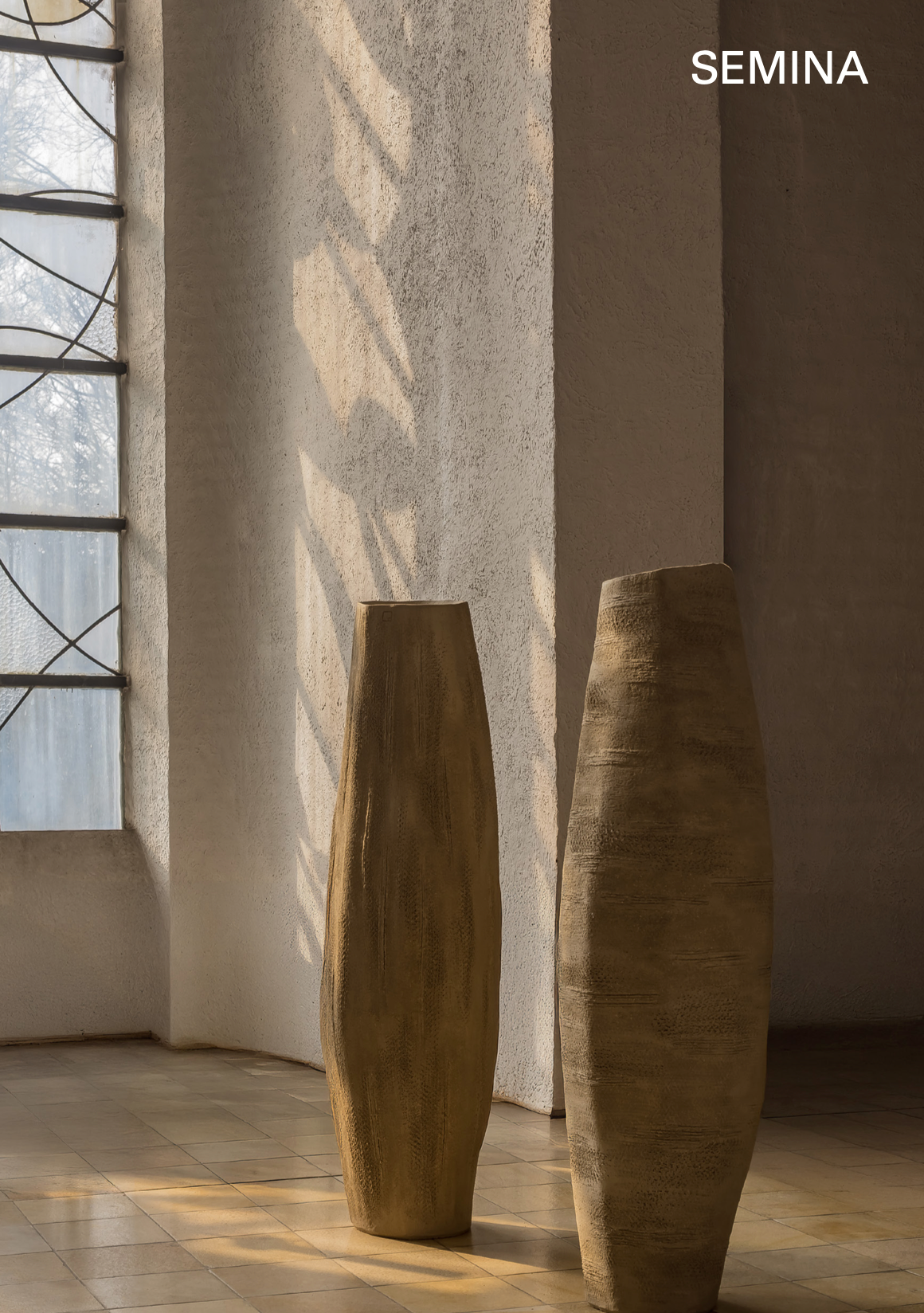 Frontansicht des handgefertigten Pflanzgefäßes SEMINA von Atelier Vierkant mit eleganter, reduzierter Form.