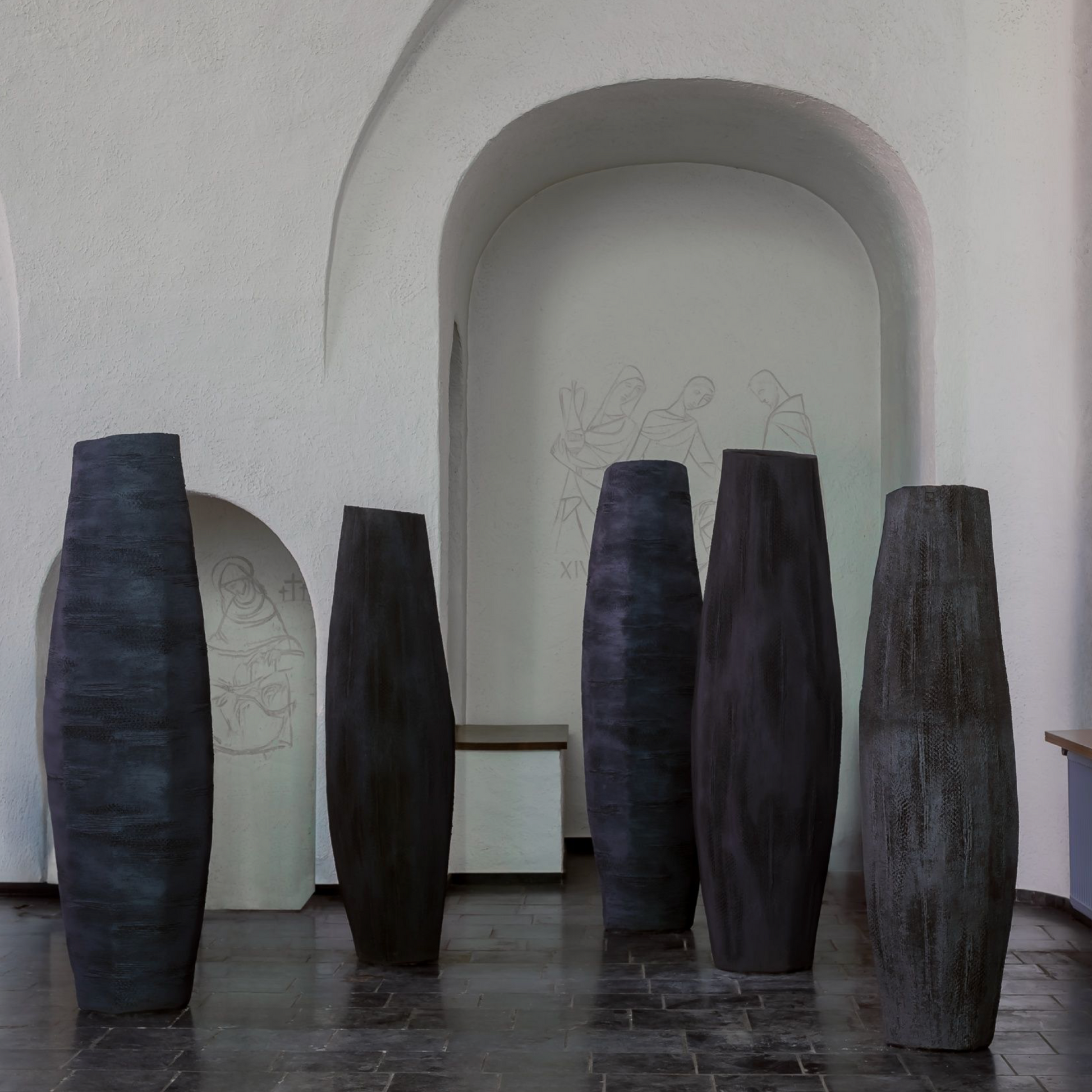 Hohes, schlankes Pflanzgefäß SEMINA von Atelier Vierkant als Solitär für moderne Gärten und Terrassen.