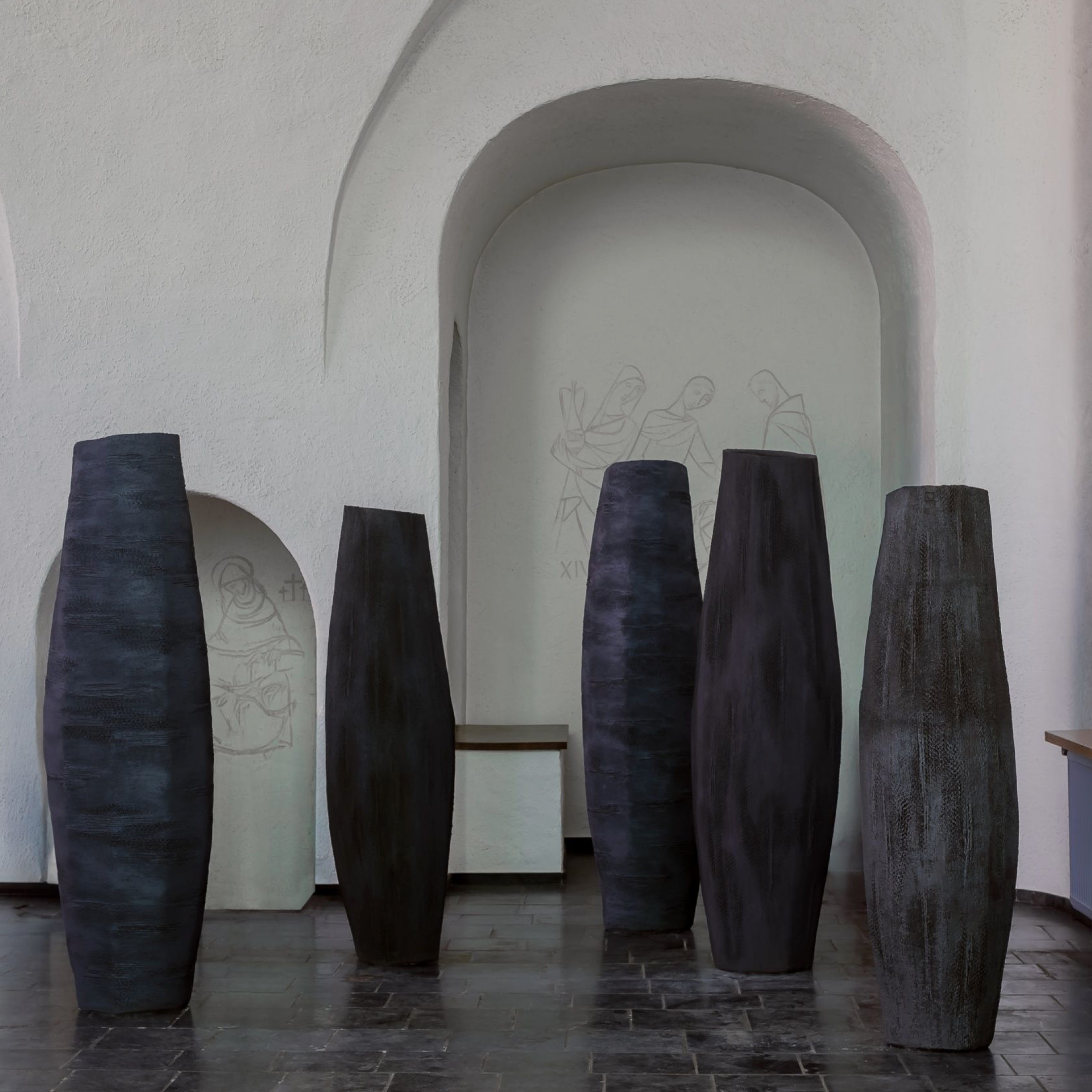 Hohes, schlankes Pflanzgefäß SEMINA von Atelier Vierkant als Solitär für moderne Gärten und Terrassen.