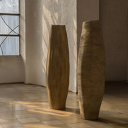 Skulpturales Pflanzgefäß SEMINA von Atelier Vierkant mit schlanker, vertikaler Silhouette als architektonisches Statement.