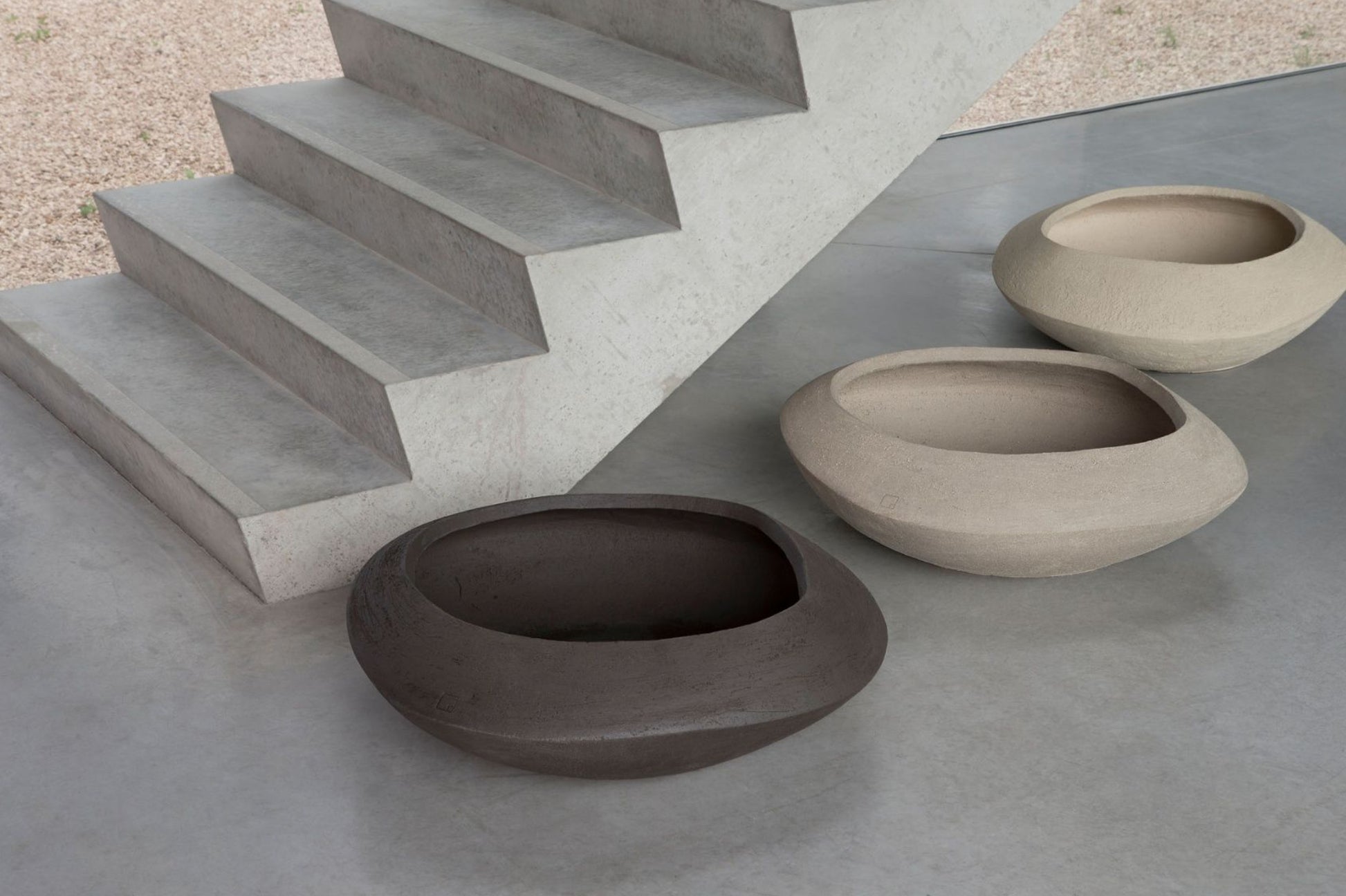 Seitenansicht der flachen, runden SO80 Terrakotta-Schale für Außenbereiche