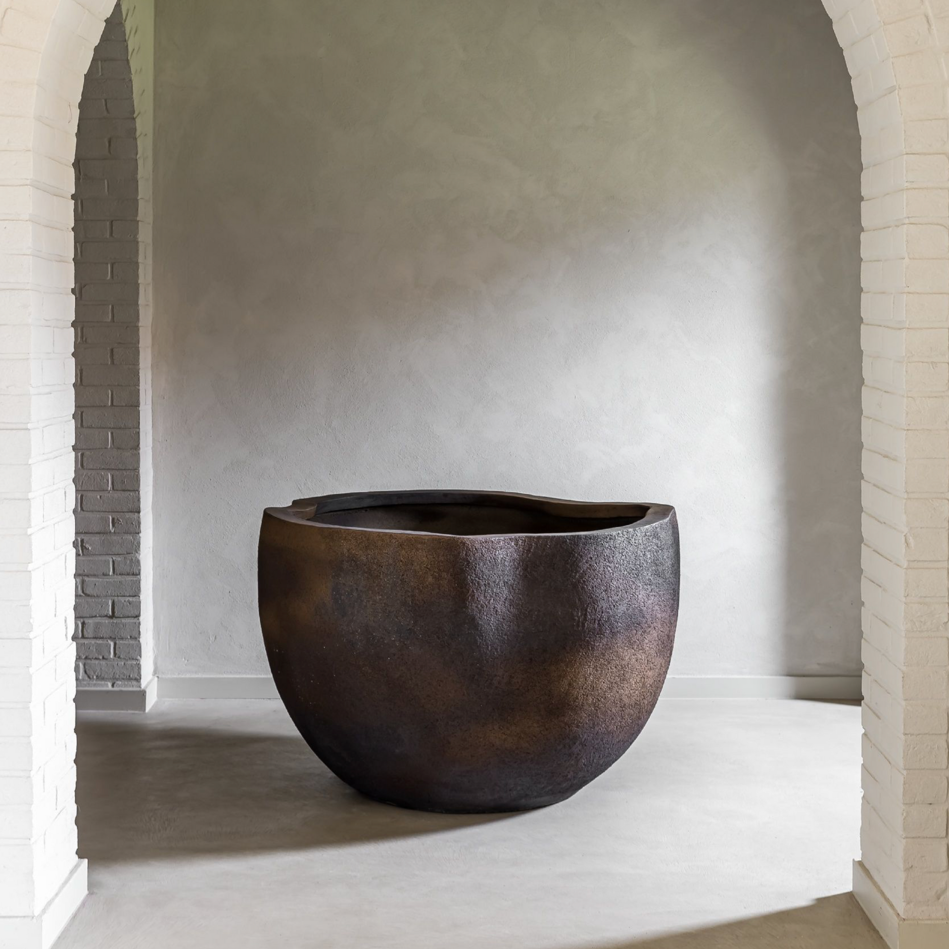 Skulpturales TAALO Keramik Pflanzgefäß von Atelier Vierkant mit organischer Form für Innen und Außen