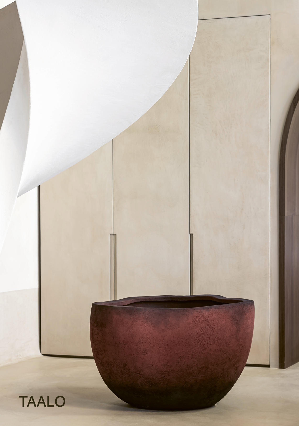 Organisch geformtes TAALO Pflanzgefäß aus handgefertigter Keramik mit unregelmäßiger Oberkante