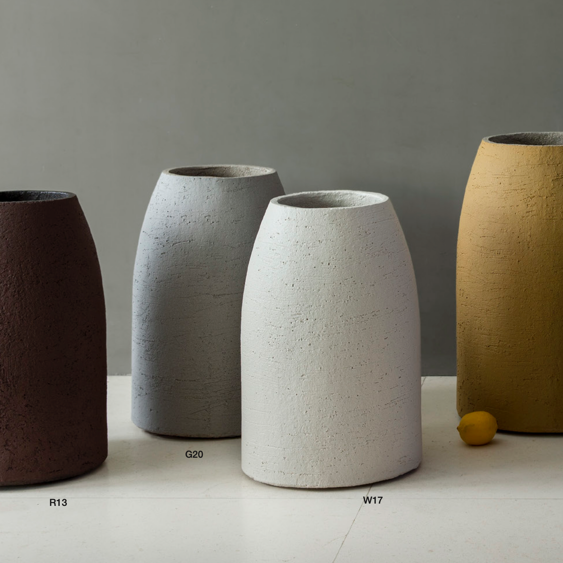 Architektonische Keramikvase Modell TAH in einem modernen Außenraum