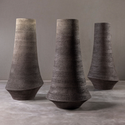 Monumentale TAJ150 Keramikvase von Atelier Vierkant für Innen- und Außenbereiche