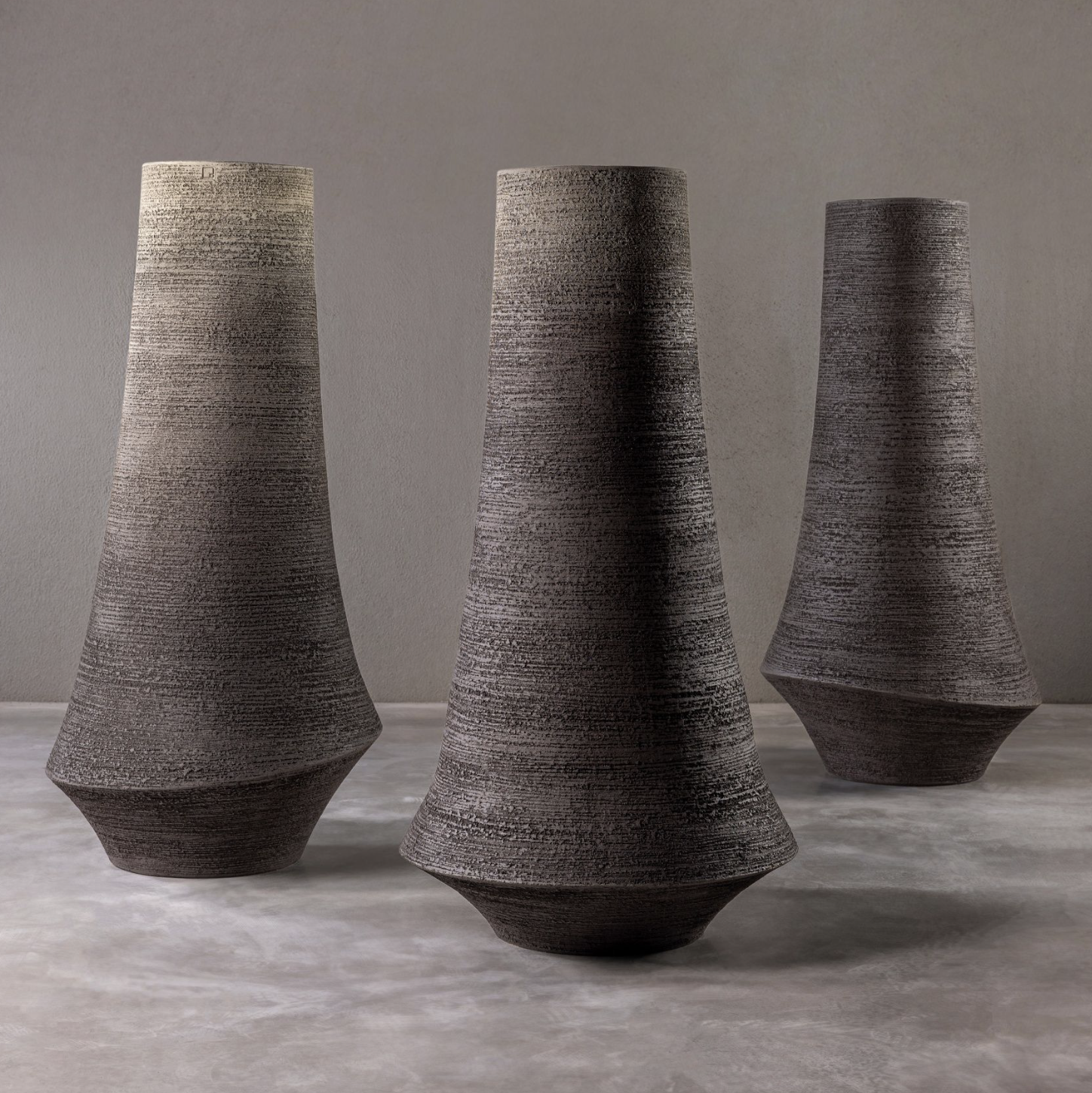 Monumentale TAJ150 Keramikvase von Atelier Vierkant für Innen- und Außenbereiche