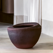 Handgefertigtes TORSA70 Keramik Pflanzgefäß von Atelier Vierkant für hochwertige Außenbereiche
