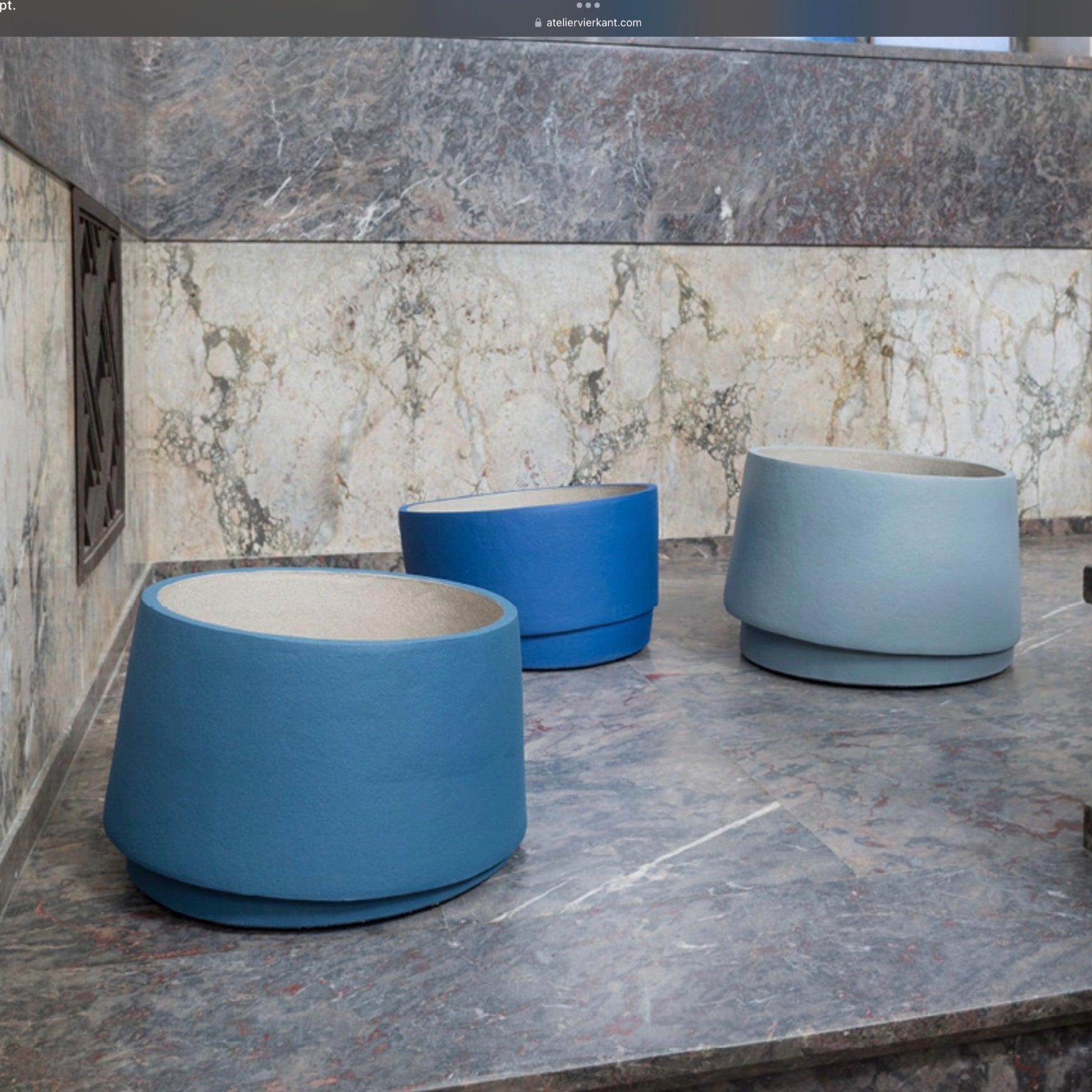 Detailansicht der glasierten Keramikoberfläche des TW Pflanzgefäßes in Blau