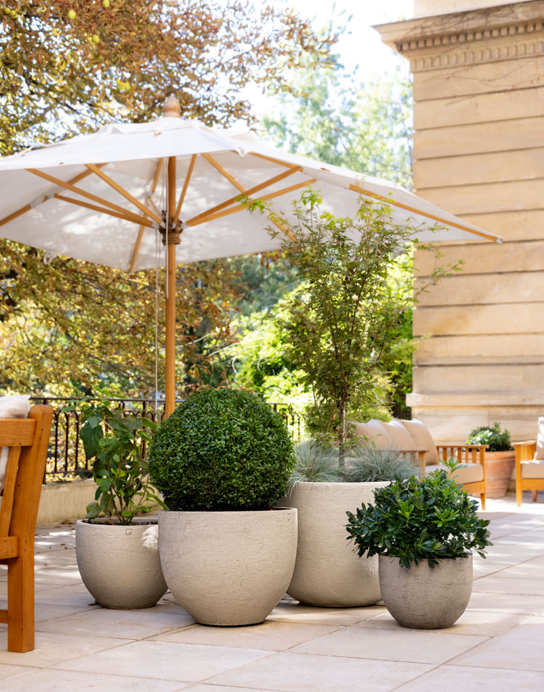 Detailansicht der handgefertigten Keramikoberfläche des Atelier Vierkant U Pflanzgefäßes