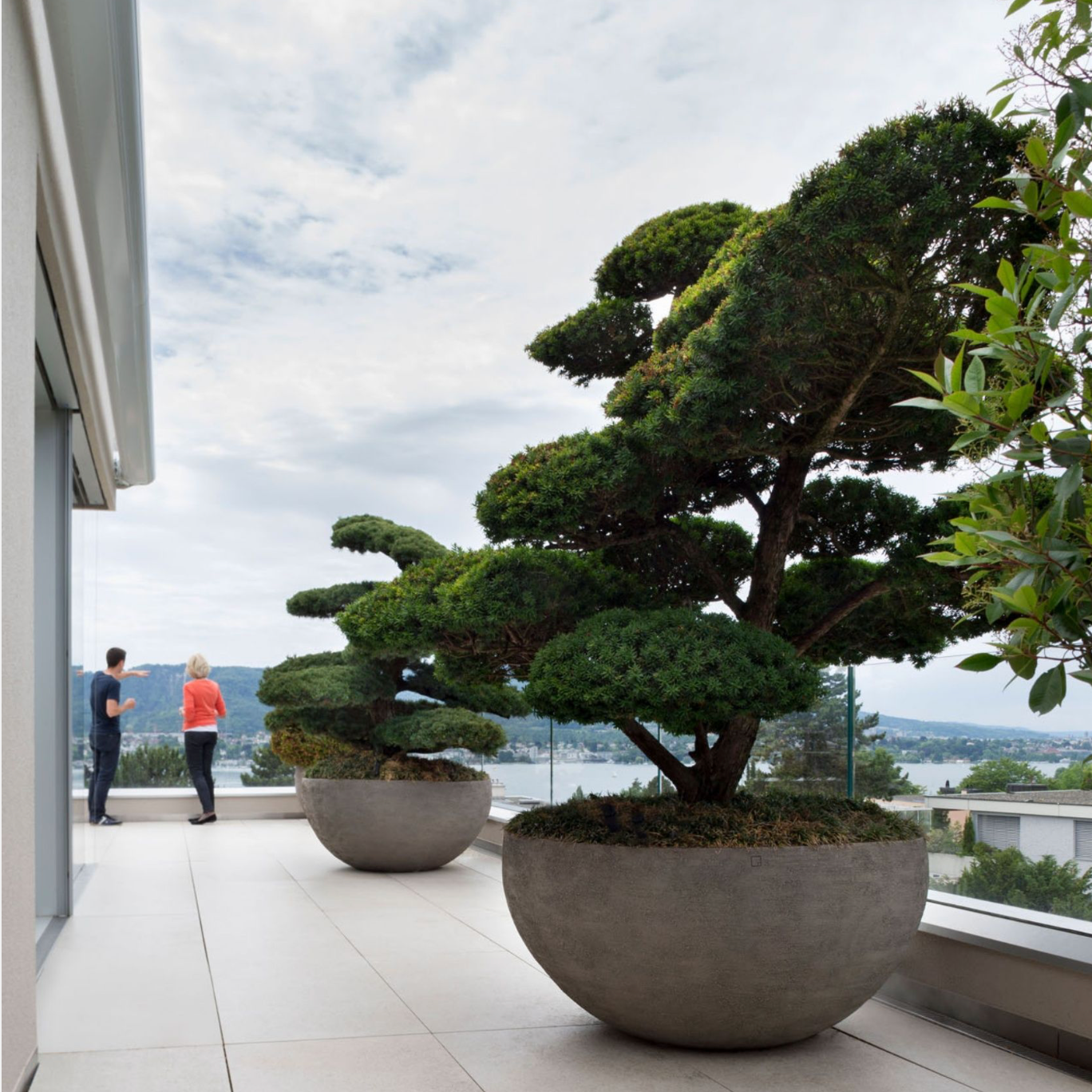 Handgefertigtes Keramik Pflanzgefäß U12065 von Atelier Vierkant mit halbkugeliger Form