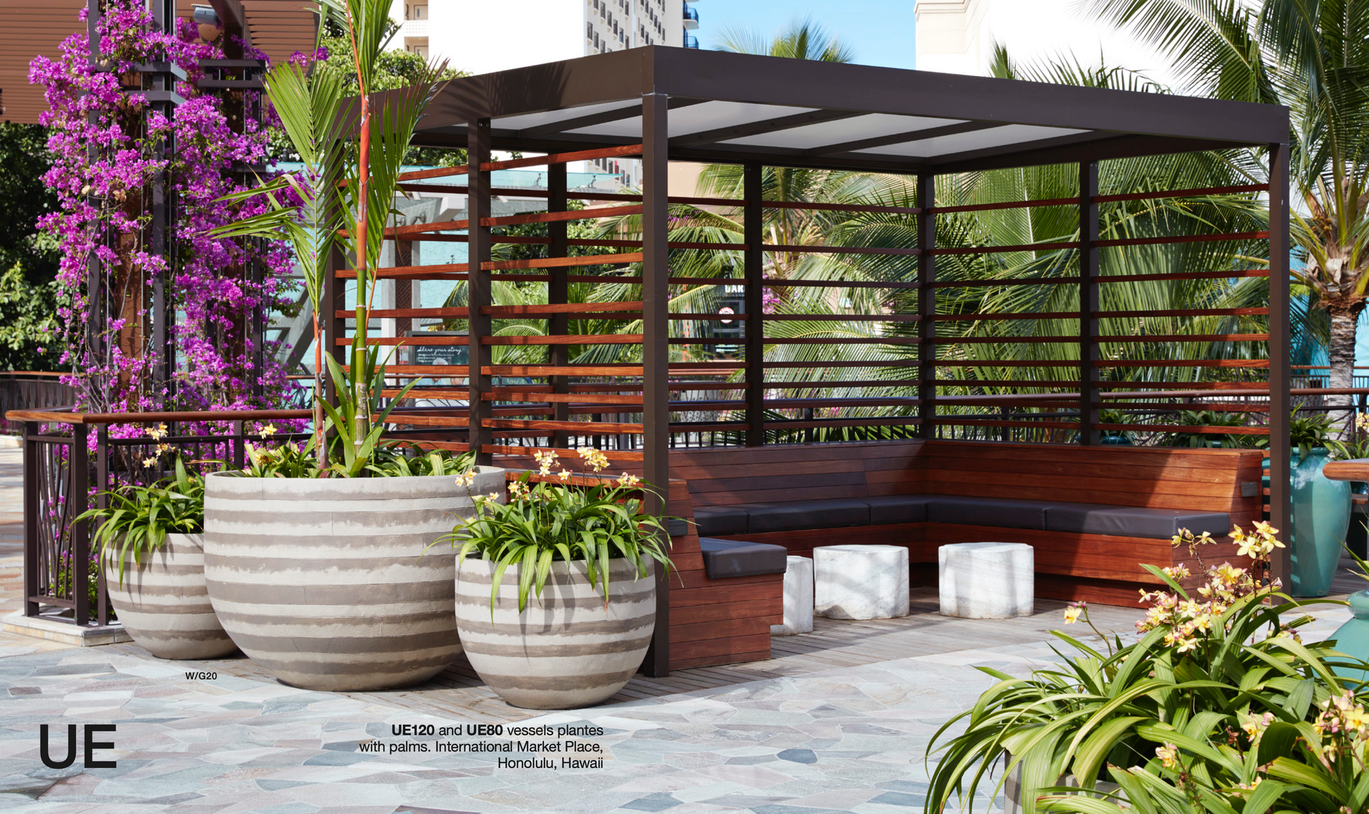 Detailansicht der matten, zweifarbigen Terrakottaoberfläche des UE Pflanzgefäßes