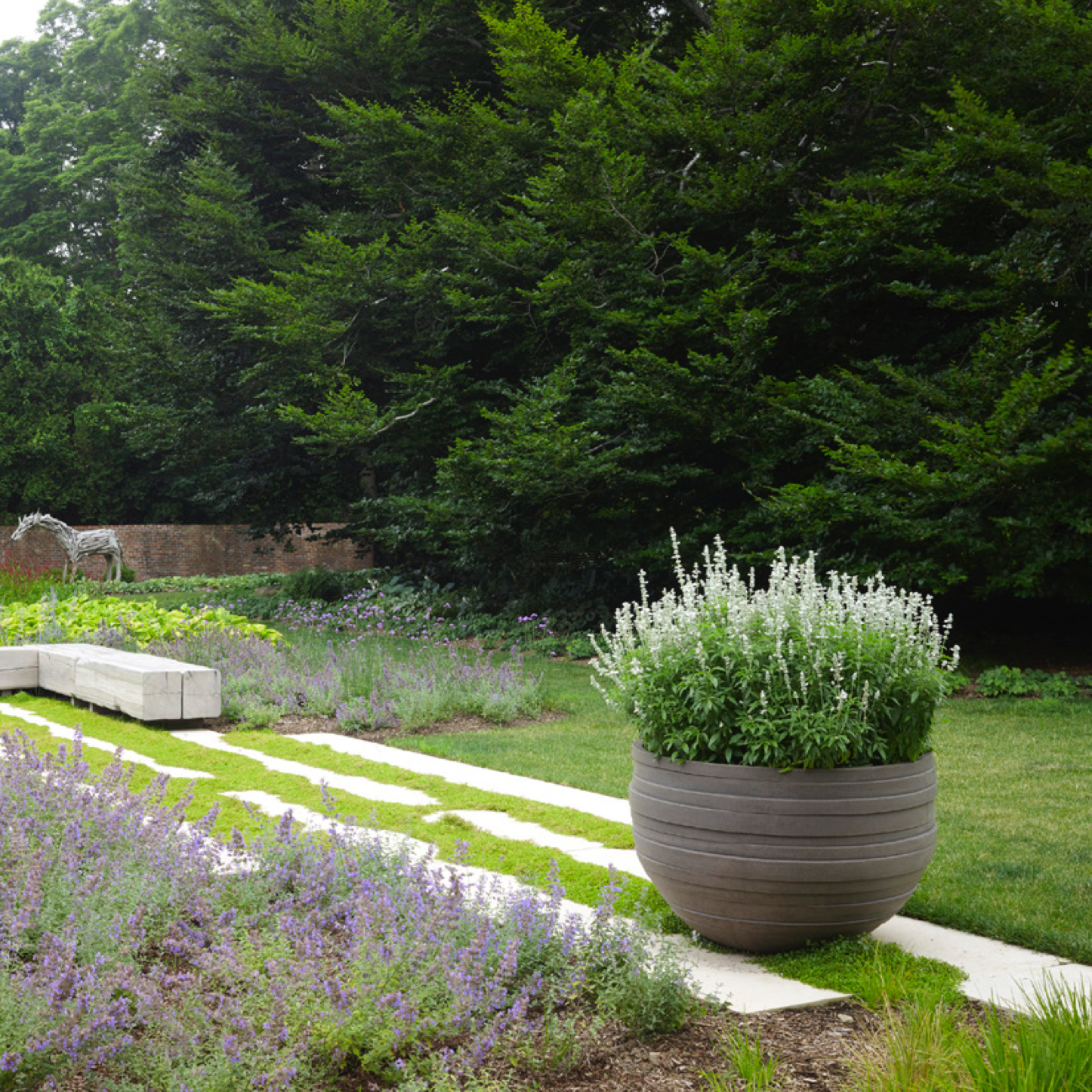 Detailaufnahme der profilierten Oberfläche des Atelier Vierkant Pflanzgefäßes UF aus handgefertigter Terrakotta.
