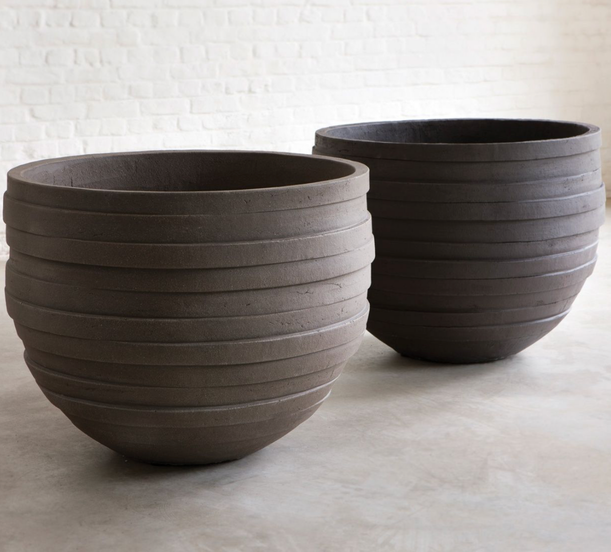 Atelier Vierkant UF Pflanzgefäß als gestalterisches Element im Garten, frostfest und ganzjährig im Außenbereich nutzbar.