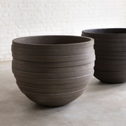 Frostfestes Pflanzgefäß UF von Atelier Vierkant aus Terrakotta mit profilierter Oberfläche, handgefertigt für Garten und Terrasse.