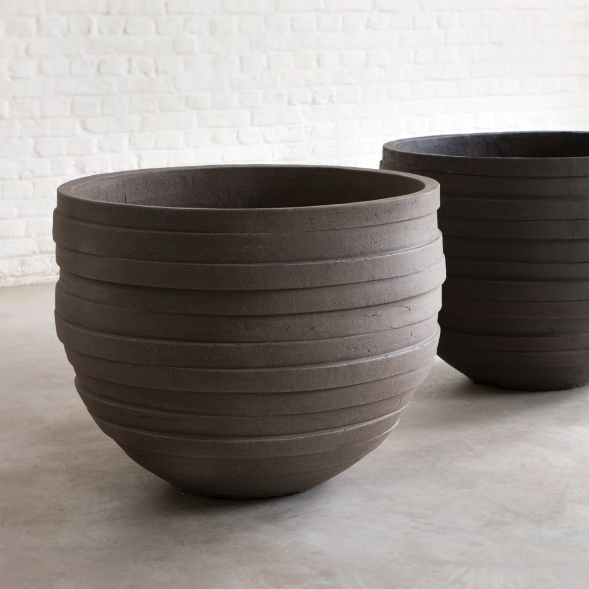 Frostfestes Pflanzgefäß UF von Atelier Vierkant aus Terrakotta mit profilierter Oberfläche, handgefertigt für Garten und Terrasse.