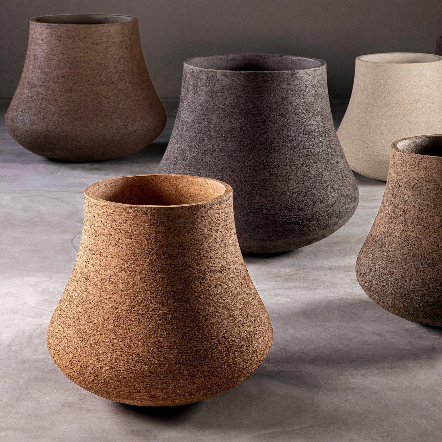 KTL Keramik Pflanzgefäß von Atelier Vierkant, handgefertigt aus europäischem Ton, skulpturales Design für Innen und Außen.