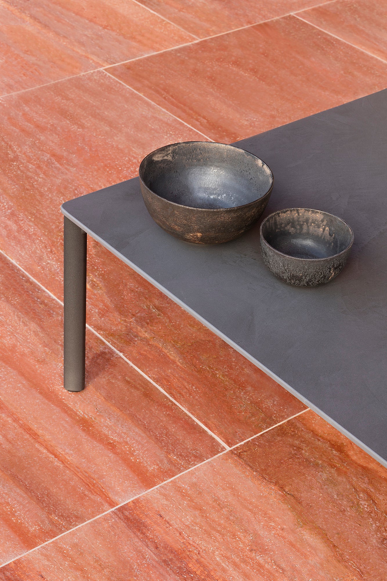 Detail Edelstahlgestell des Bare Tisches in Hellgrau