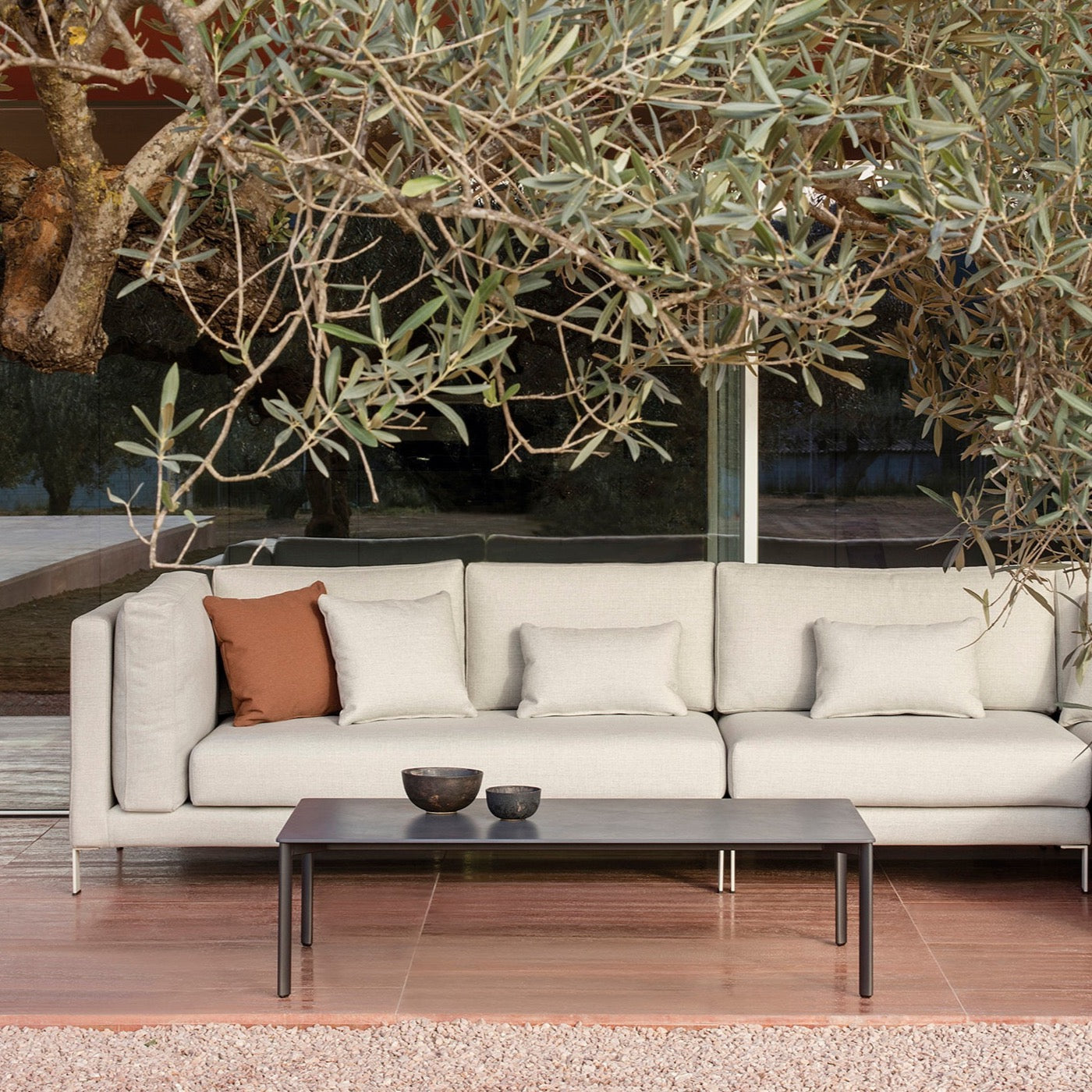 expormim Bare Loungetisch 130 cm vor modernem Outdoor-Sofa