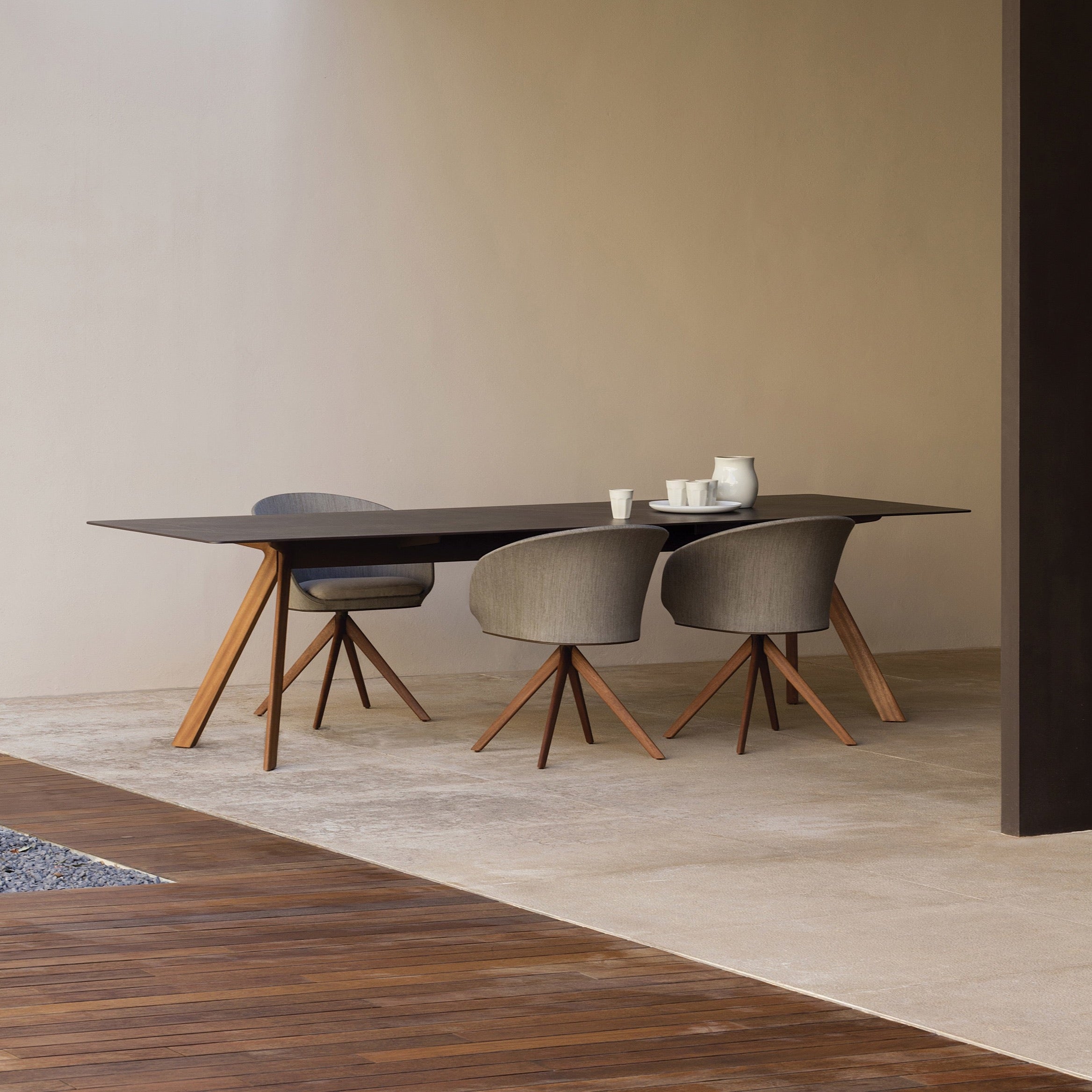 Blum armchair with pyramid legs