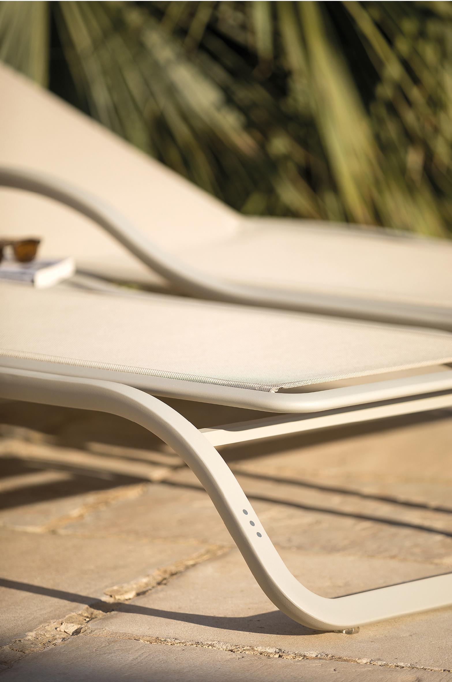 Ego Paris I Marumi Sonnenliege mit Armlehne und Tablett