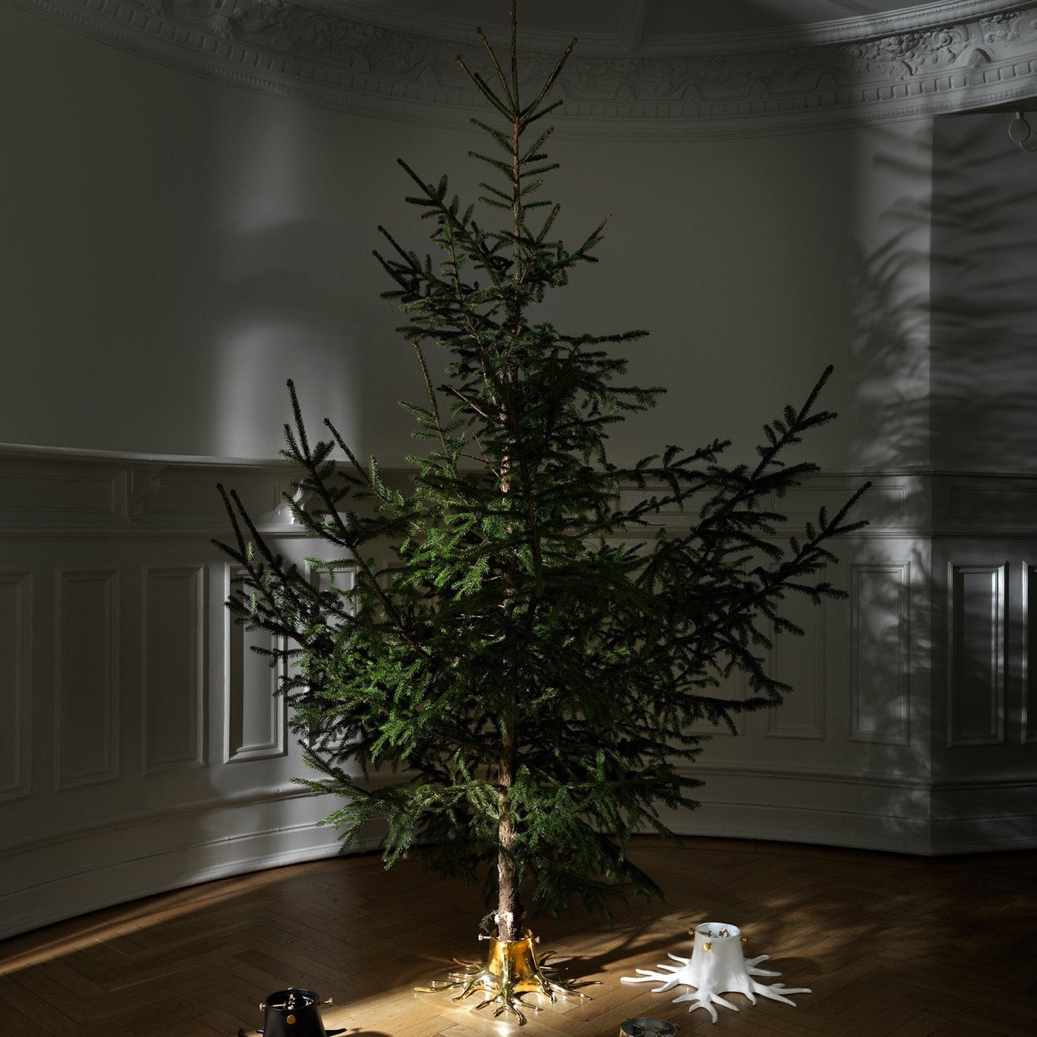 Verzaubern Sie Ihr Zuhause mit dem goldenen Weihnachtsbaumständer "Die Wurzel" von Garden Glory - einzigartig, stabil & langlebig. Jetzt entdecken!
