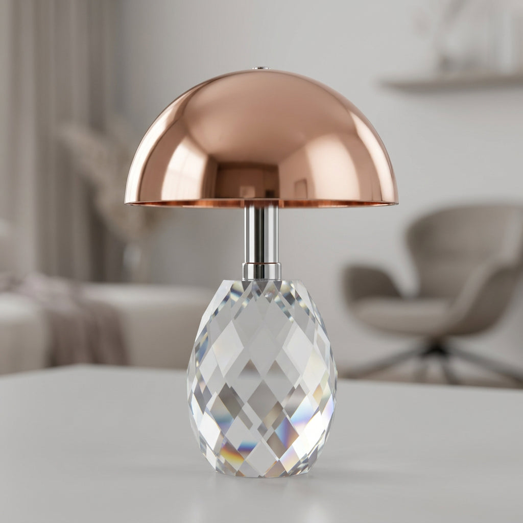 MITCH LED-Akku-Tischleuchte Bronze mit kupferglänzendem Schirm und facettiertem Glasfuß, eingeschaltet