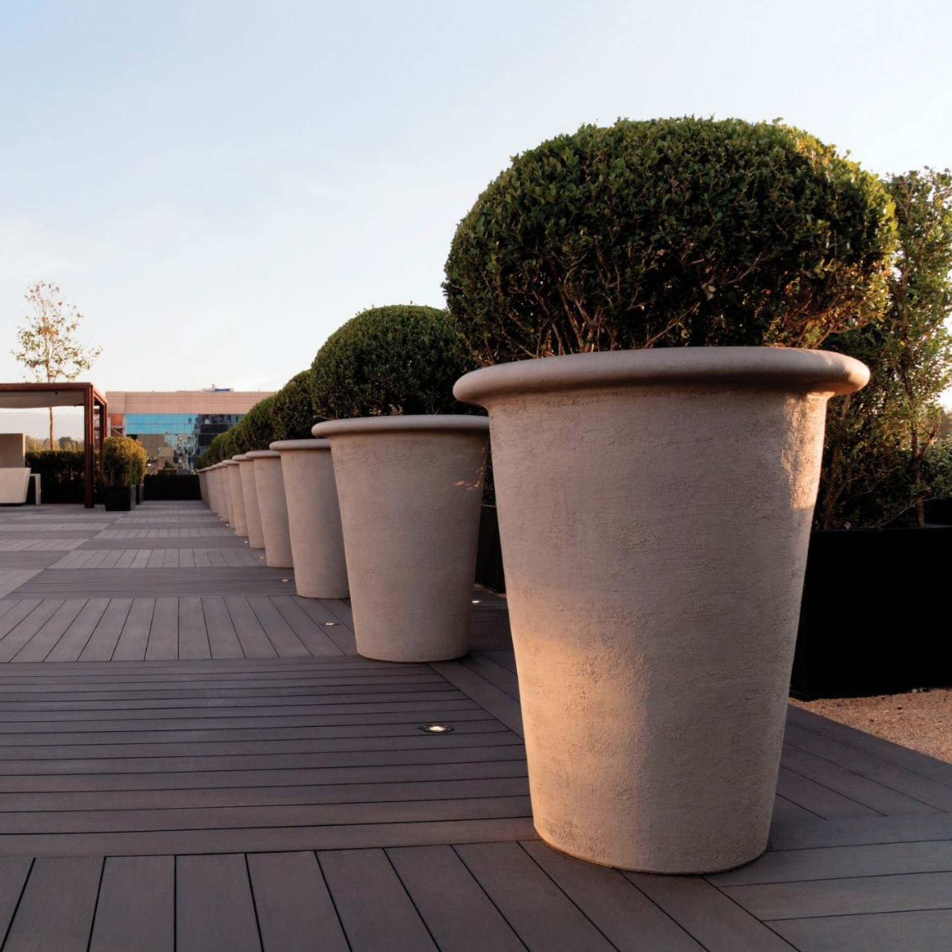 Handgefertigtes RRH Pflanzgefäß aus Terrakotta von Atelier Vierkant mit glatter, frostfester Oberfläche