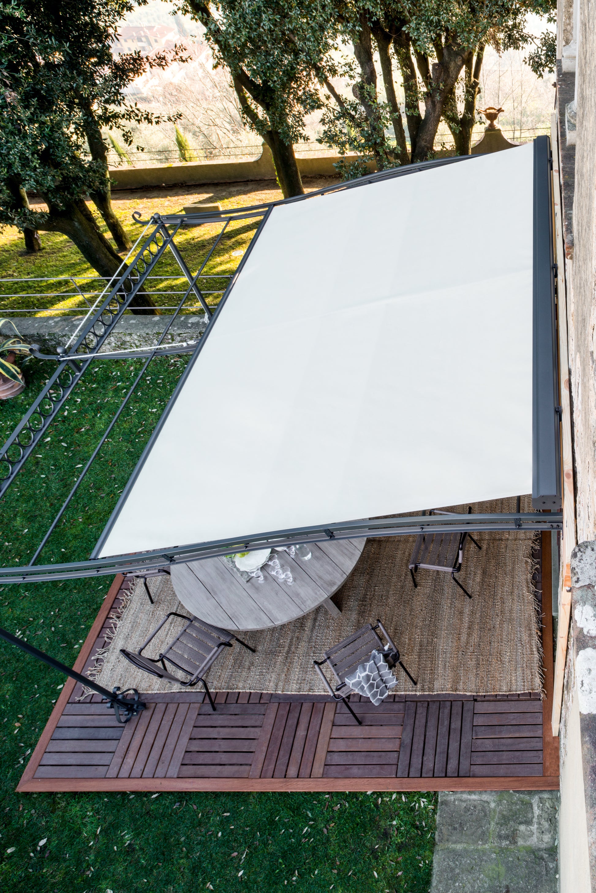 Die Pergola ist modular erweiterbar, sodass Sie sie perfekt an die Größe Ihres Gartens oder Ihrer Terrasse anpassen können.