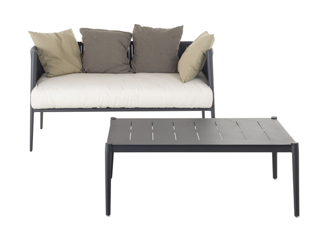 Das Unopiu Luce Sofa hat eine weißes Sitzkissen sowie 2 beige und 2 braune Rückenkissen. Vor dem Garten-Sofa steht der Couchtisch Luce 100x60cm. Die Höhe des Gartentisches ist 40cm.