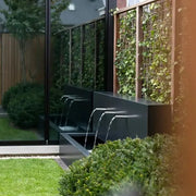 Die Adezz Teichwand aus Aluminium ist eine stilvolle Ergänzung für jeden Garten. Sie ist in verschiedenen Farben erhältlich und bietet Designoptionen mit Wasserfall oder Rohren.