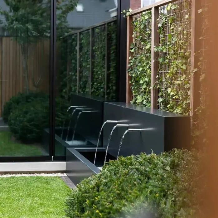 Die Adezz Teichwand aus Aluminium ist eine stilvolle Ergänzung für jeden Garten. Sie ist in verschiedenen Farben erhältlich und bietet Designoptionen mit Wasserfall oder Rohren.