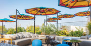 Tuuci Bay Master Single Cantilever Sonnenschirm am Pool