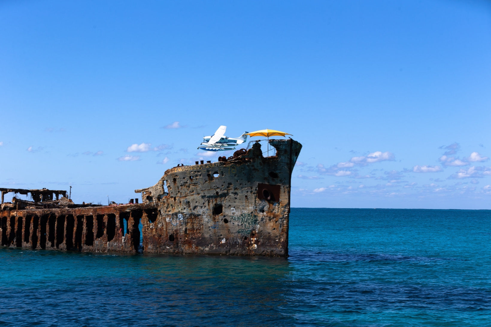 Tuuci Ocean Master MAX Crescent Sonnenschirm am Strand auf den Bahamas