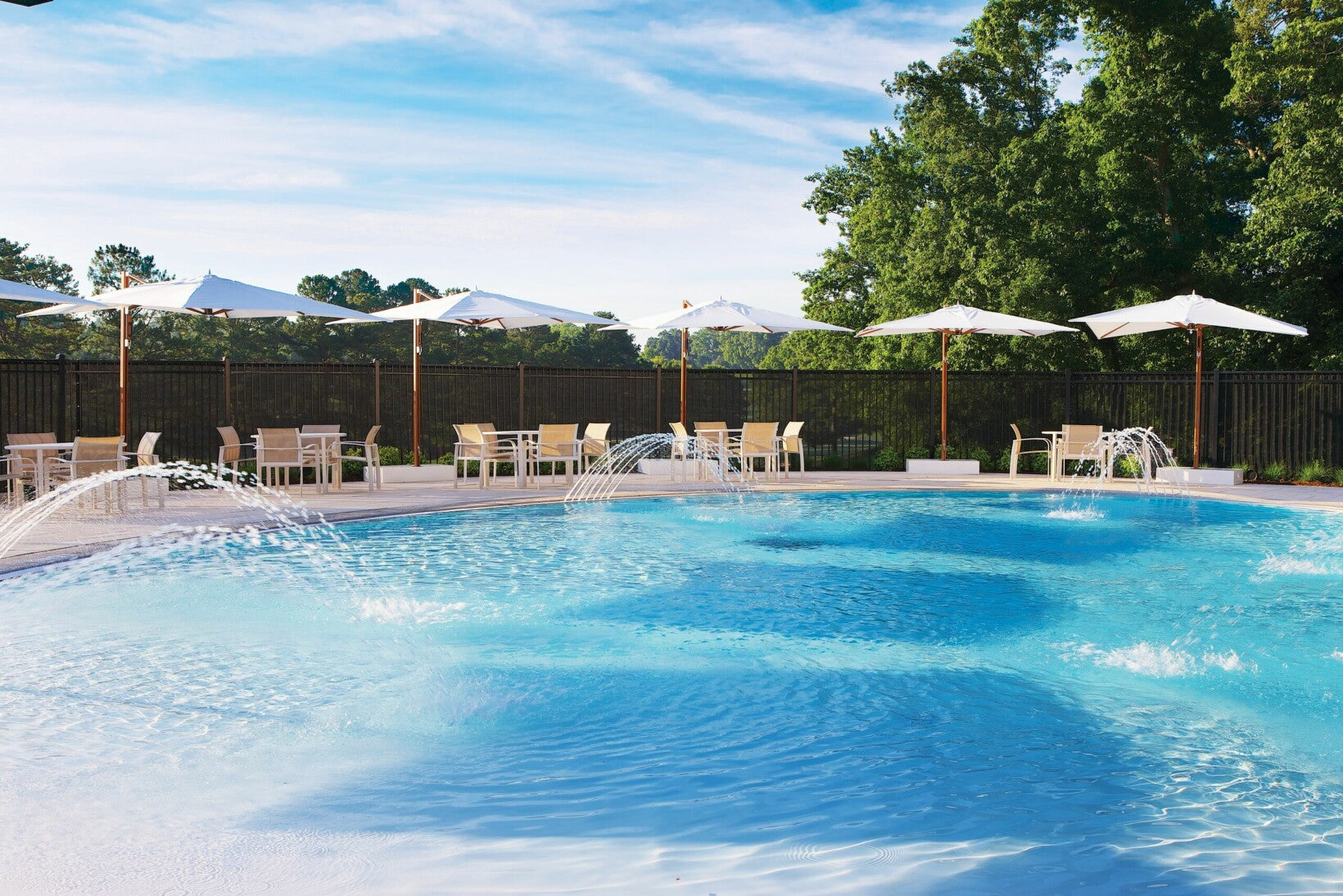 Tuuci Bay Master Cantilever mit Vineyard-Bespannung auf Terrasse